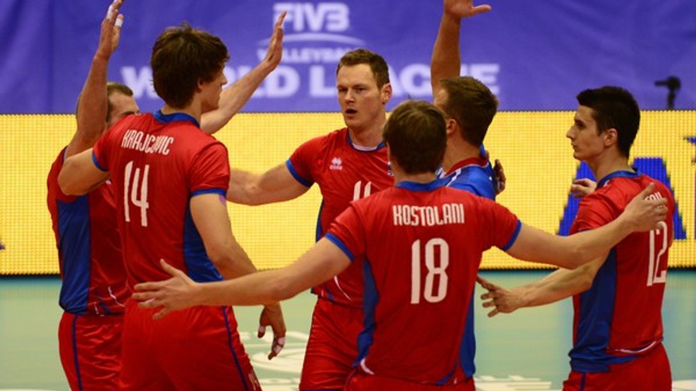 Na snímke slovenskí volejbalisti, zľava Juraj Zaťko (15), Šimon Krajčovič, Peter Janušek (11), Ľuboš Kostoláni (18) a  Matej Paták sa radujú z bodu.