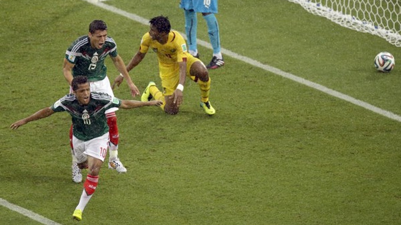 Giovani dos Santos z Mexika (vpredu) oslavuje svoj druhý neuznaný gól do siete Kamerunu.