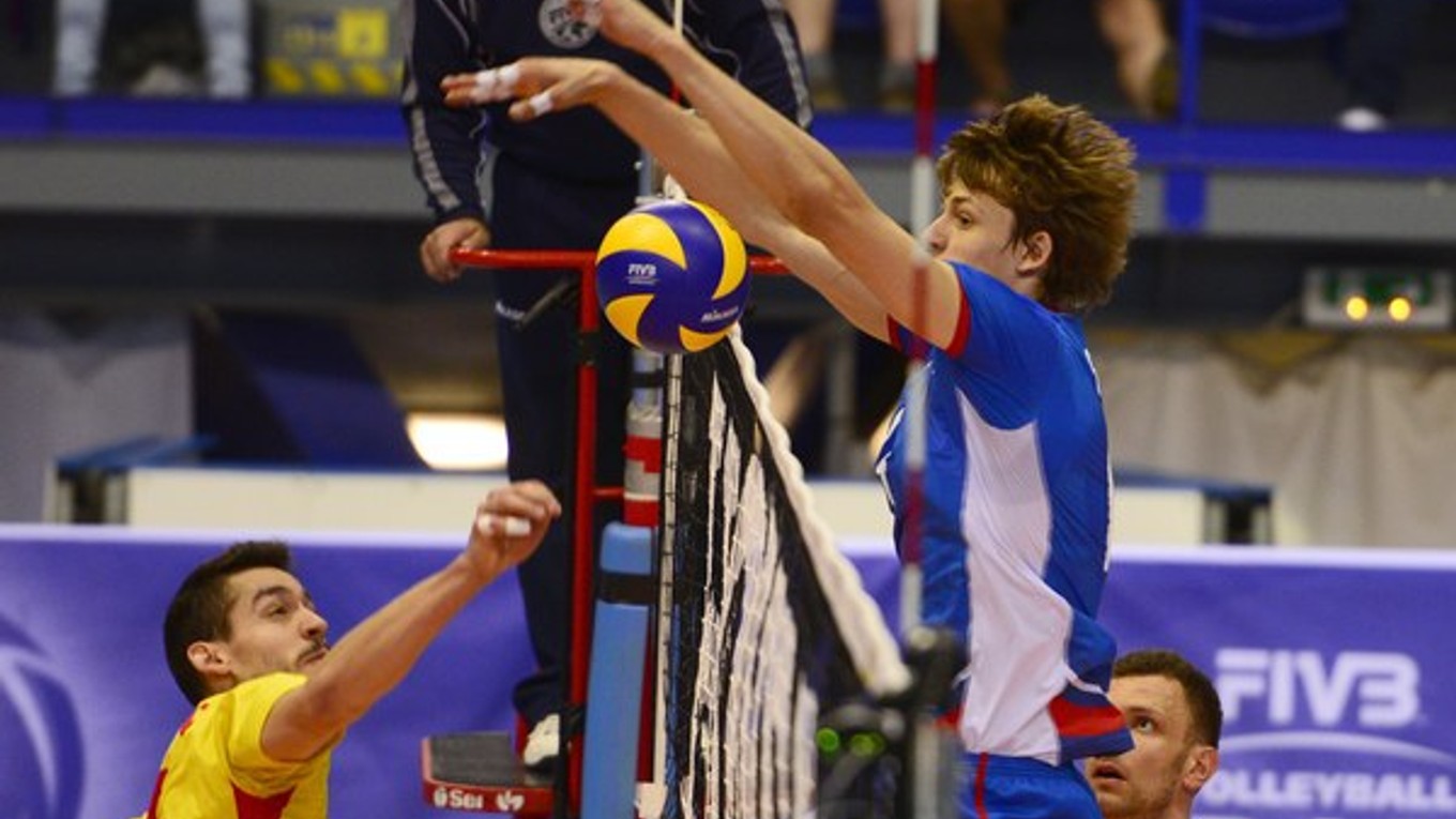 Druhý turnaj Svetovej ligy mužov vo volejbale v G-skupine, zápas Slovensko - Španielsko v Košiciach 15. júna 2014. Šimon Krajčovič (vpravo) úspešne blokuje hráča Španielska Gerarda Osoria.