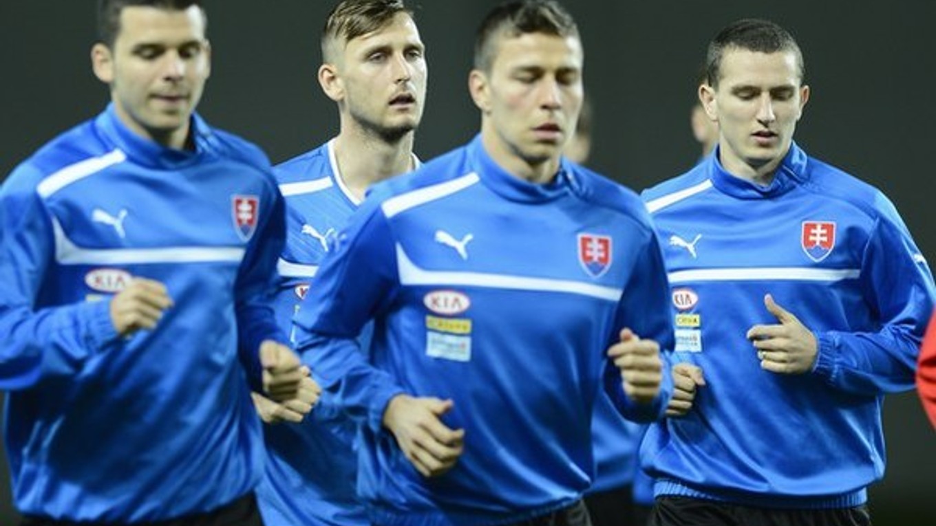 Michal Ďuriš v reprezentačnom úbore (celkom vľavo).