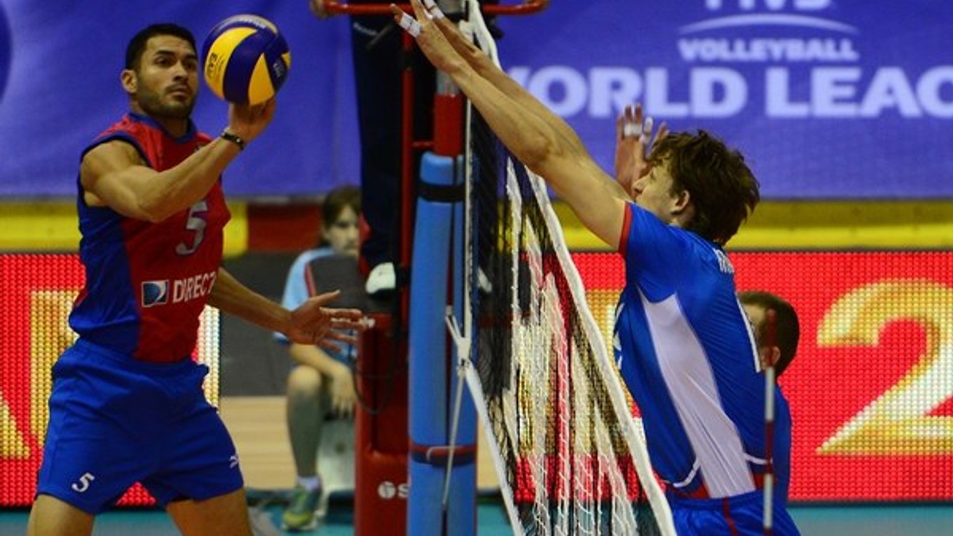 Slovenský blokár Šimon Krajčovič počas zápasu proti Španielsku v košickej Steel aréne.