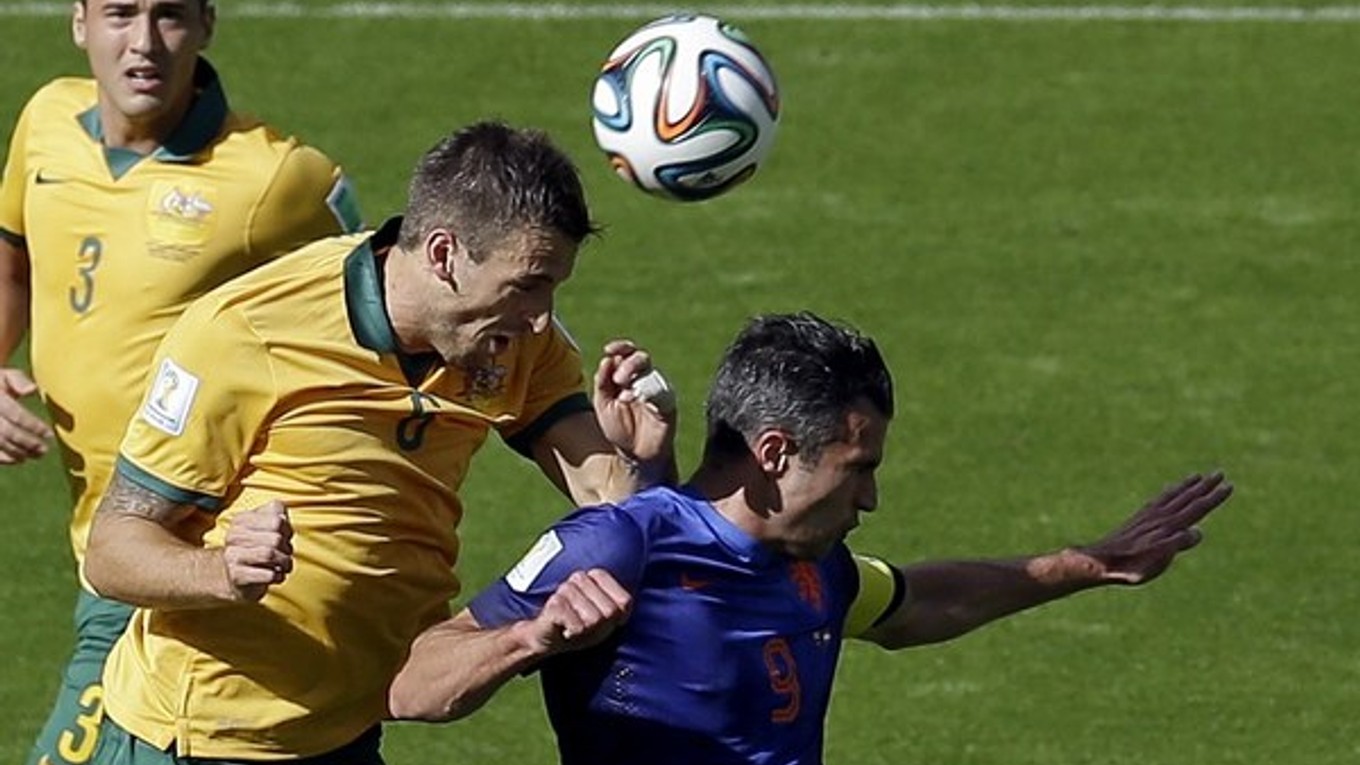 Robin van Persie (vpravo) v súboji s Matthewom Spiranovičom.