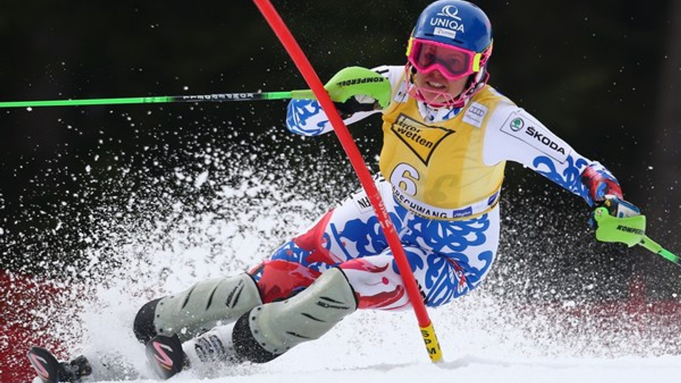 Naša dlhodobo najlepšia lyžiarka Veronika Velez Zuzulova sa možno predstaví na domácom svahu.