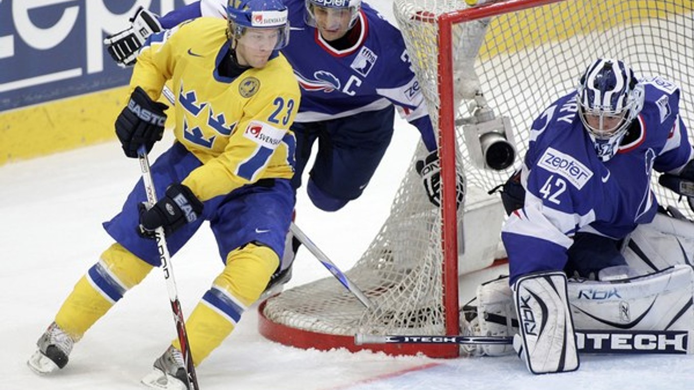 Švédsky hokejista Linus Omark (vľavo).