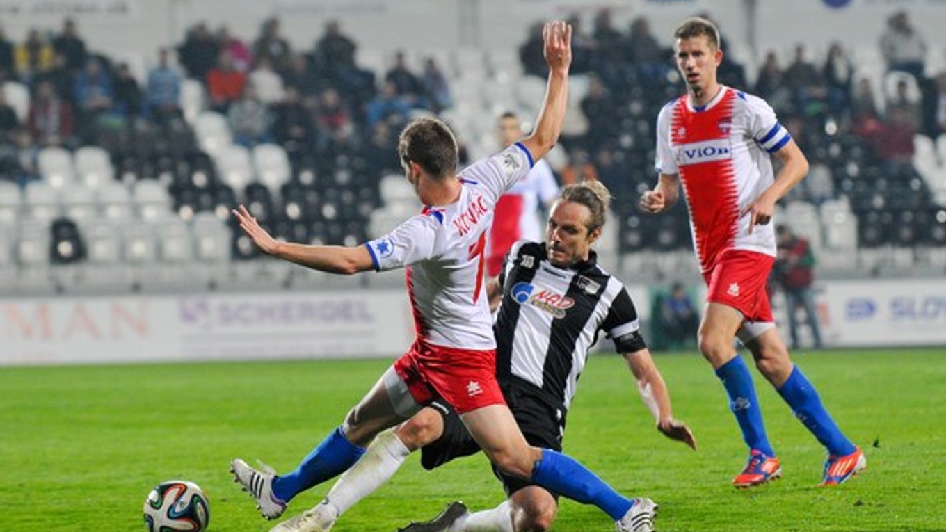 Zľava: Lukáš Kováč z FC ViON Zlaté Moravce, Martin Černáček zo Spartak Myjava a Martin Babic z FC ViON Zlaté Moravce.