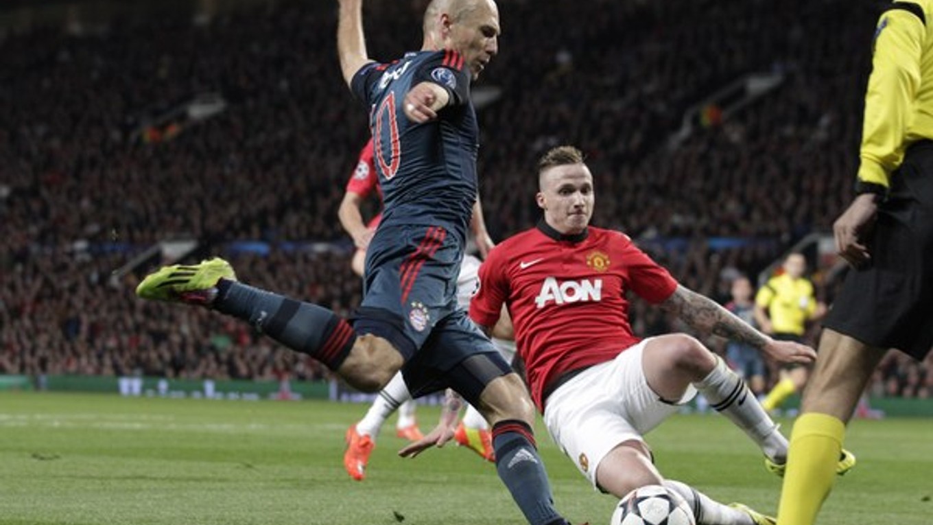 Robben v súboji s Jonesom.