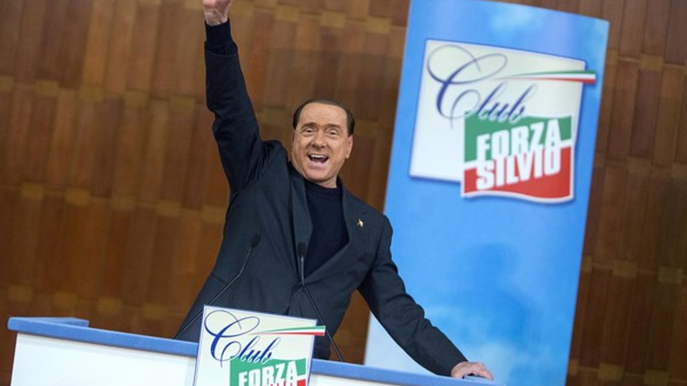 Silvio Berlusconi dá zrejme futbalovému AC Miláno zbohom.