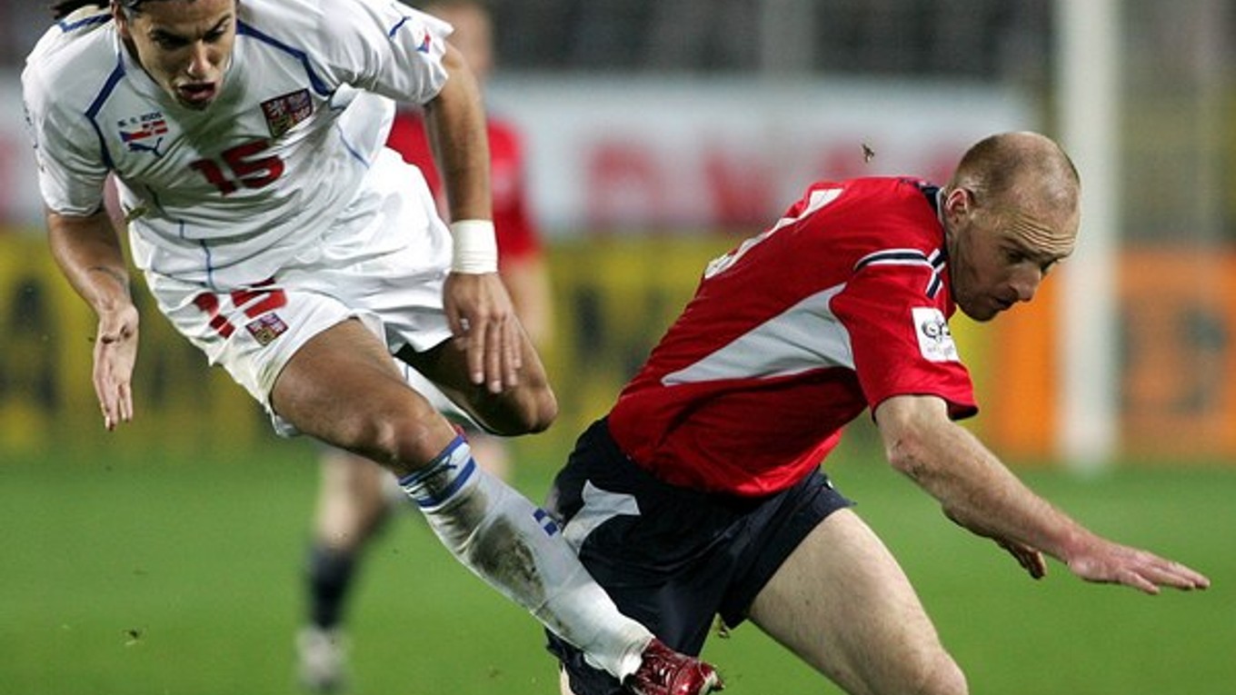 Český útočník Milan Baroš /vľavo/ v súboji s Nórom Erikom Hagenom v odvetnom barážovom stretnutí o postup na futbalové MS 2006 v Nemecku.