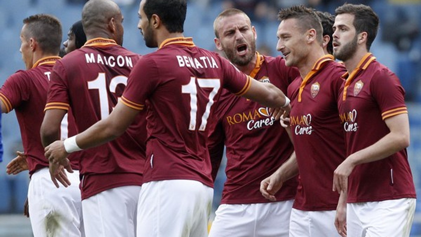 Útočník AS Rím Francesco Totti (druhý sprava) oslavuje so spoluhráčmi gól Parme.