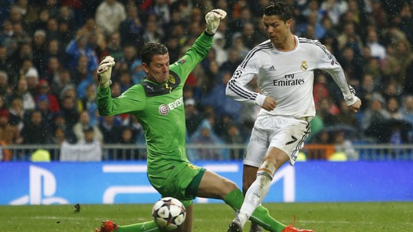 Cristiano Ronaldo dal takto tretí gól Realu, brankár Roman Weidenfeller z Dortmundu mu v tom nezabránil.