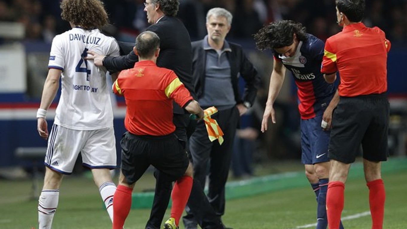 Laurent Blanc oddeľuje hráča Chelsea Davida Luiza a Edinsona Cavaniho. Prizerá sa Jose Mourinho.