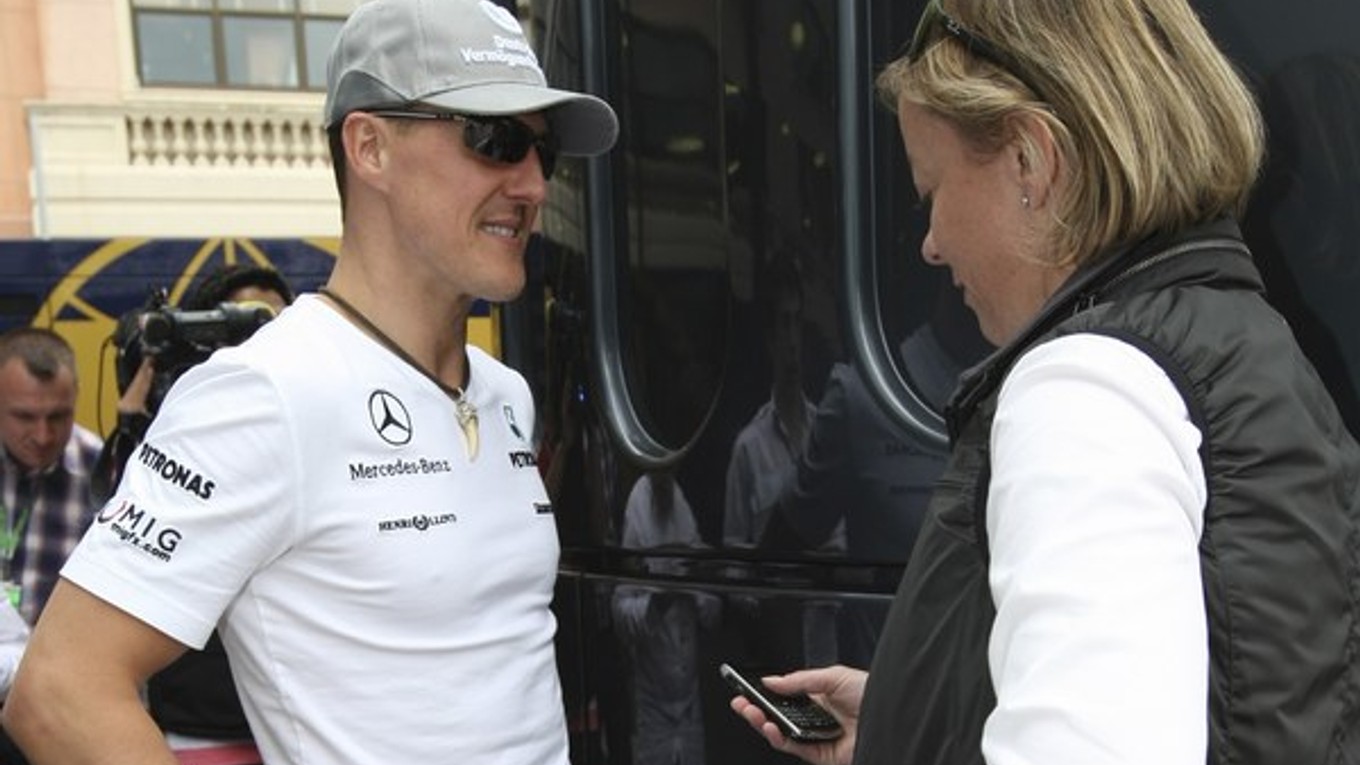 Michael Schumacher a Sabine Kehm na archívnej snímke.