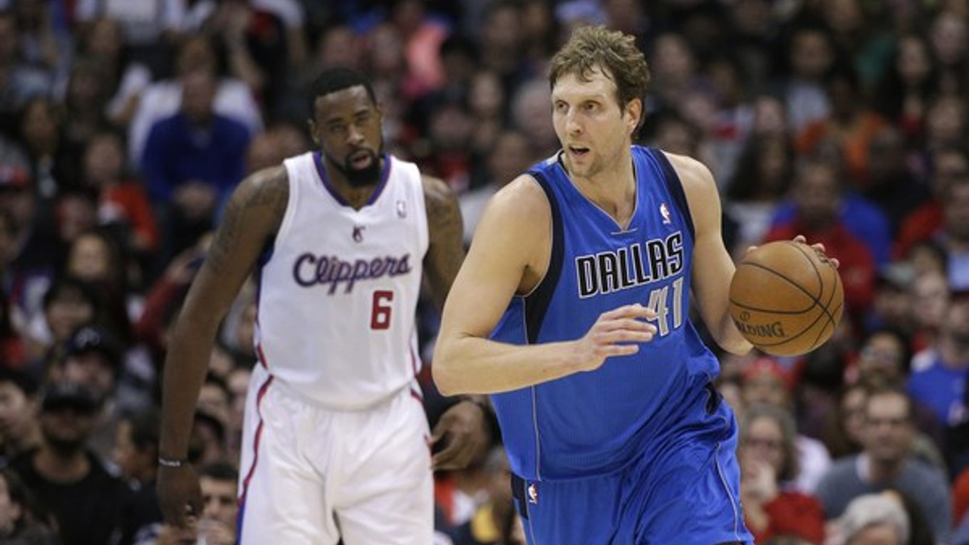 Dirk Nowitzki pomohol Dallasu k výhre nad Clippers.
