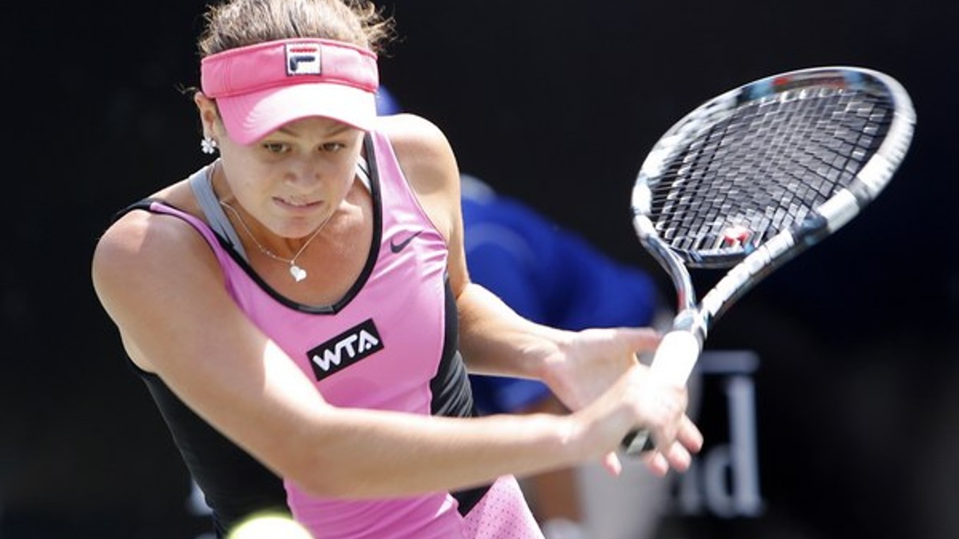 Slovenská tenistka Jana Čepelová odvracia loptičku Ruske Jelene Vesninovej v 3. kole dvojhry na turnaji WTA v americkom Charlestone 3. apríla.