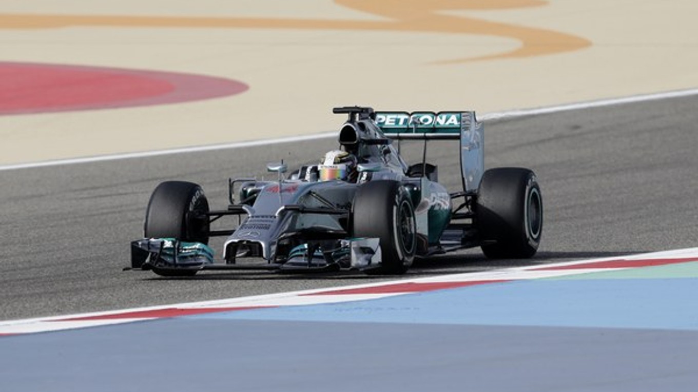 Najrýchlejší aj v Bahraine je Lewis Hamilton.