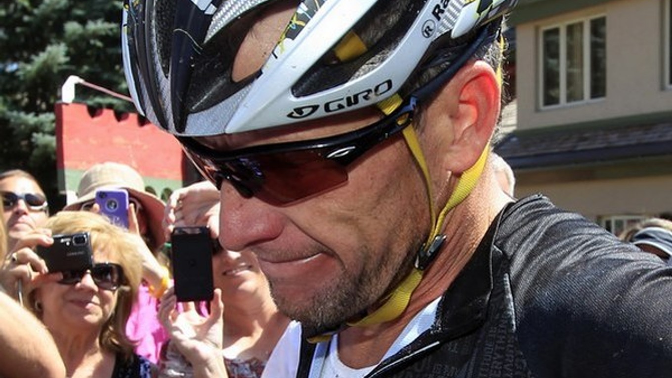 Lance Armstrong sa priznal k dopingu.
