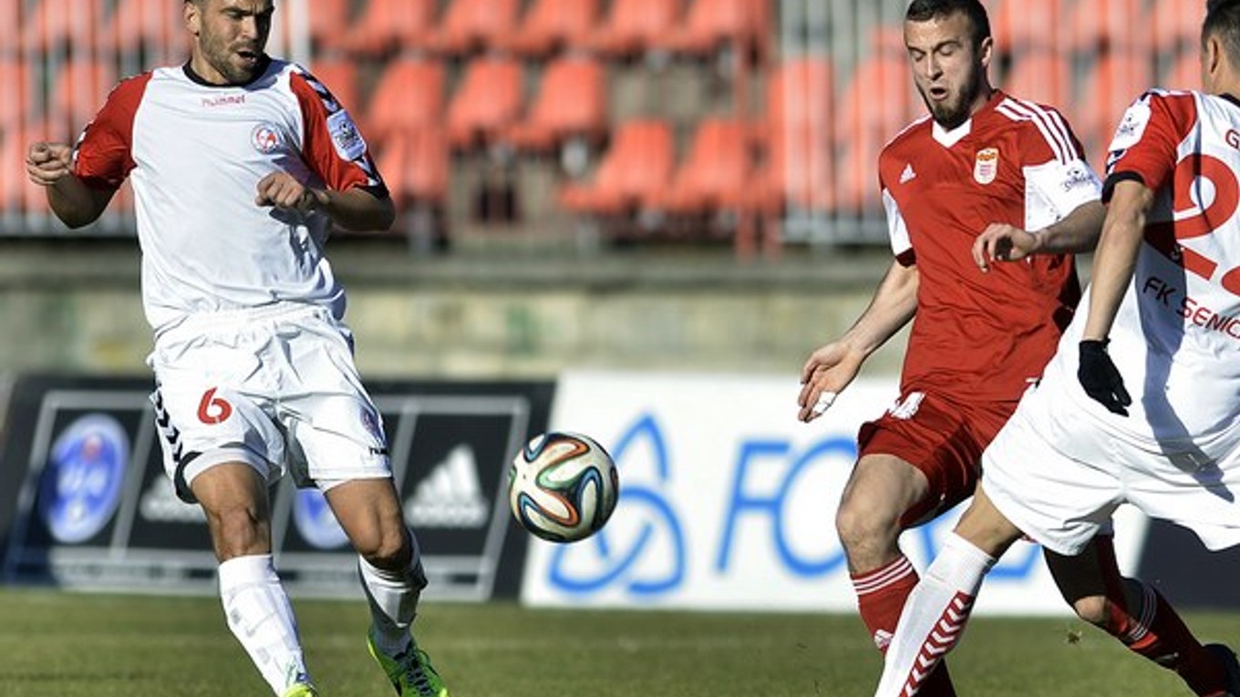 Tomáš Kóňa vľavo si dlhšiu dobu futbal nezahrá.