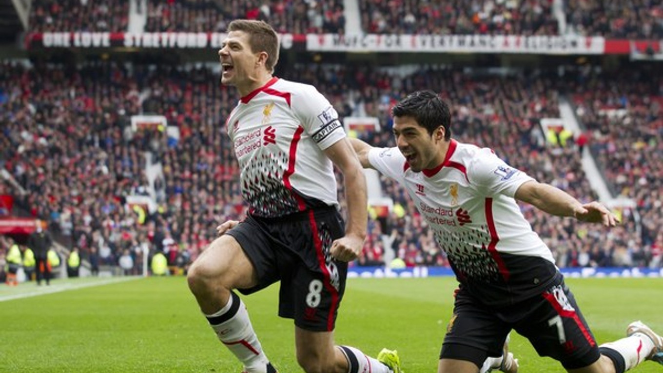 Kapitán Steven Gerrard  (vľavo) dal proti  West Hamu dva góly. Suárez (vpravo) s ním oslavuje