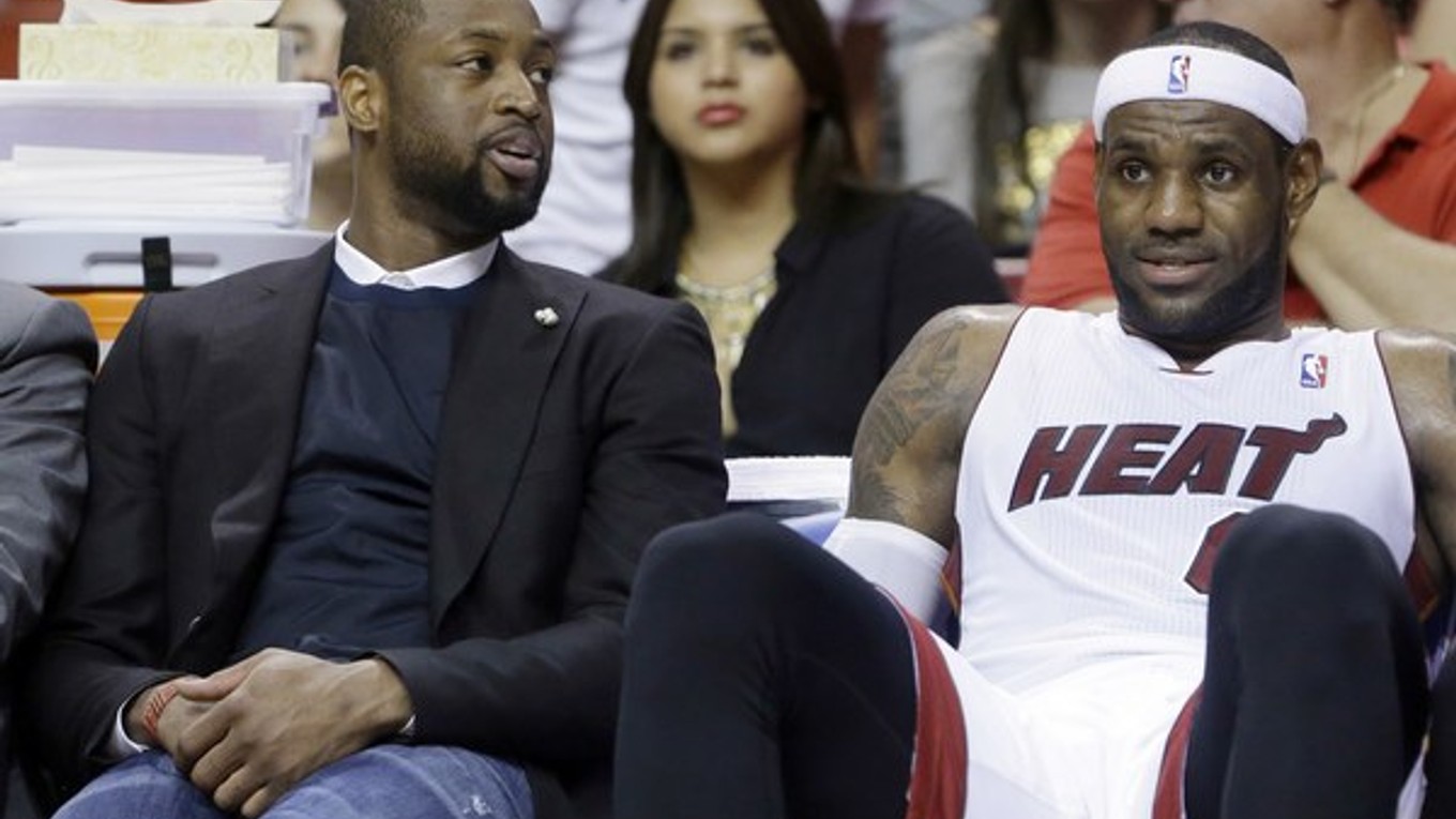 Dwyane Wade (vľavo) a LeBron James z tímu Miami Heat.