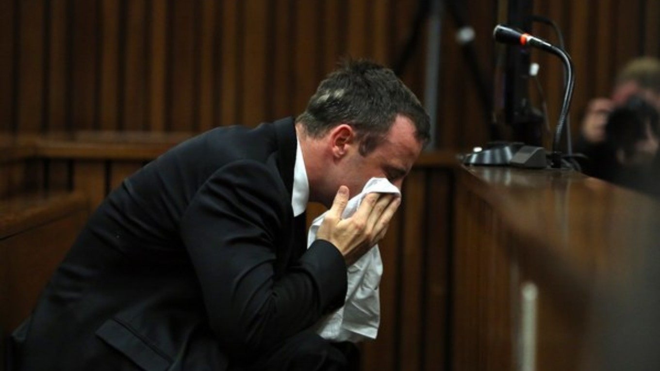 Oscar Pistorius na súde po desaťdňovej pauze.