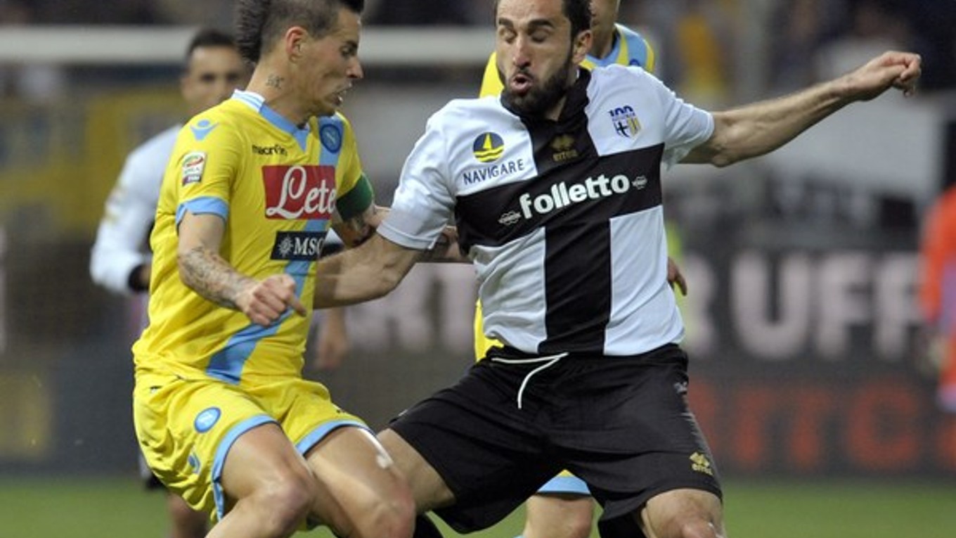 Cristian Molinaro z Parmy a Marek Hamšík.