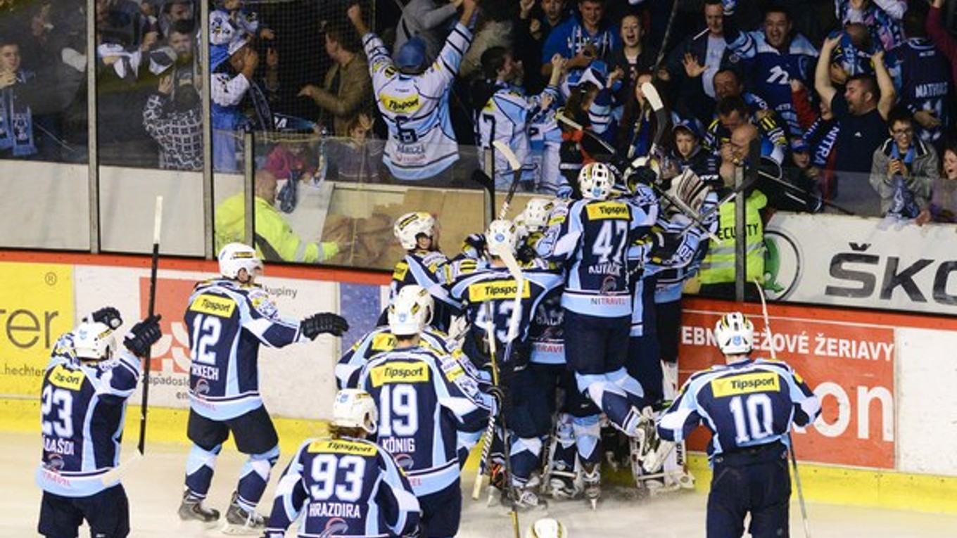 Na snímke radosť hokejistov a fanúšikov Nitry po historickom postupe do finále.