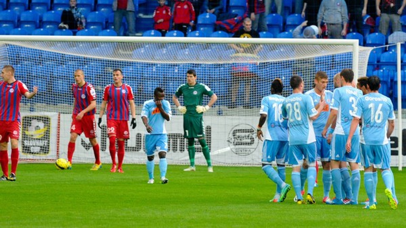 Radosť hráčov Slovana Bratislava (v belasom) v prvom zápase semifinále Slovnaft Cupu v Senici.