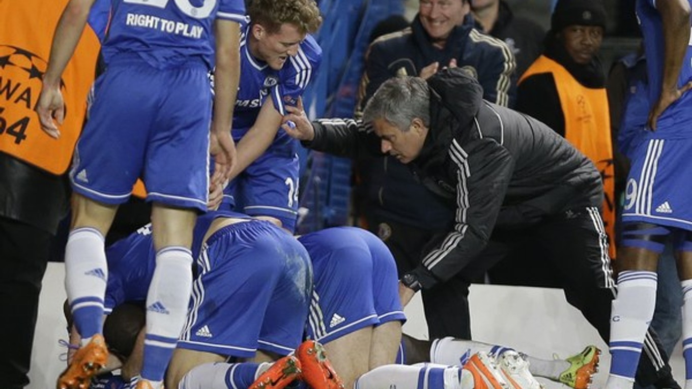 Gól Chelsea s hráčmi oslavoval aj tréner Jose Mourinho. Tvrdí, že im šepkal inštrukcie.