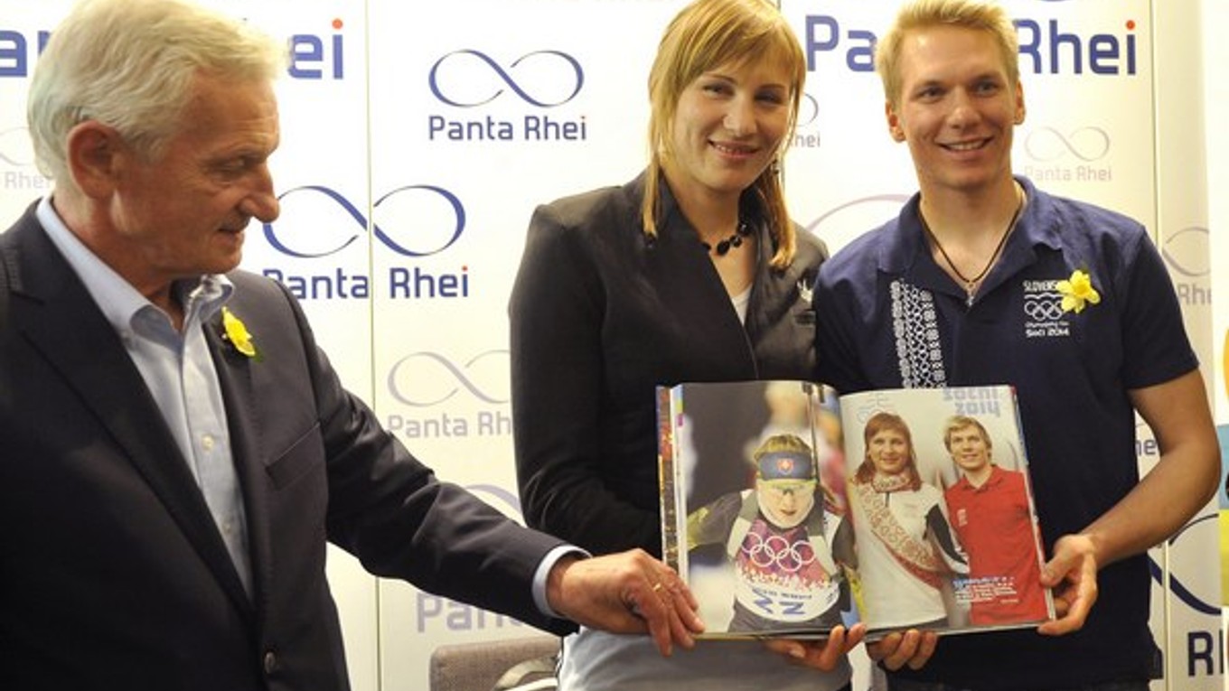 Zľava: Prezident Slovenského olympijského výboru (SOV) František Chmelár, Anastasia Kuzminová a Adam Žampa.