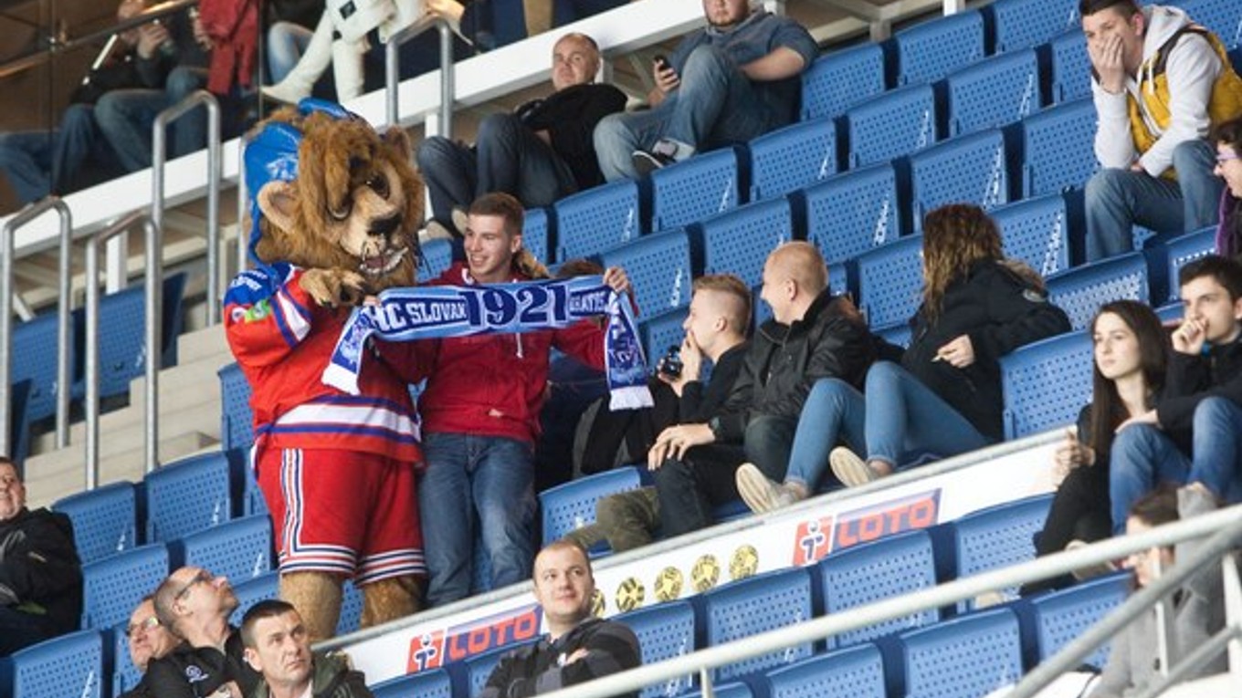 Maskot HC Lev Praha počas zápasu KHL medzi HC Lev Praha - Donbass  Doneck v Bratislave.