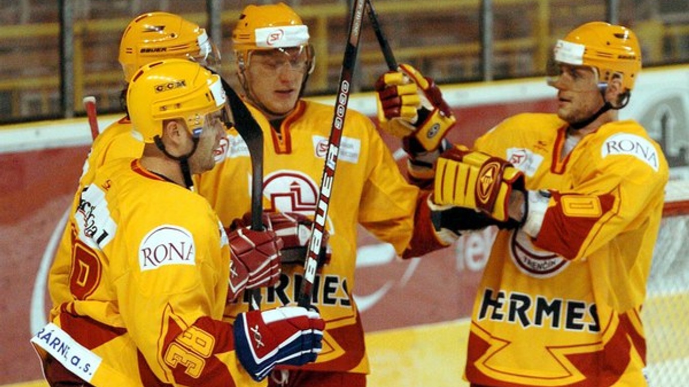 Trenčín vychoval mnoho svetových hviezd. V extralige si v jeho drese spolu zahrali cez výluku NHL v sezóne 2004/2005 aj nebohý Pavol Demitra (vľavo) s Mariánom Hossom a Mariánom Gáboríkom.