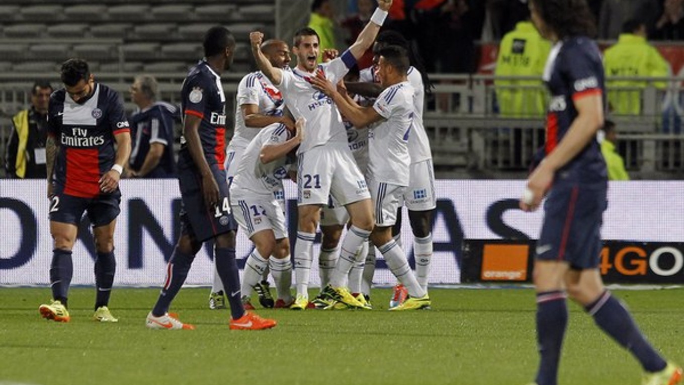 Hráči Lyonu sa tešia z víťazného gólu proti PSG.