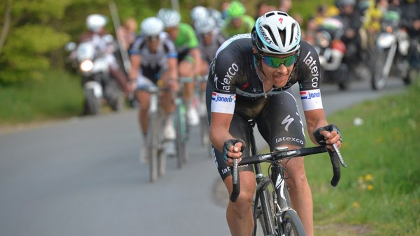 Niki Terpstra sa pred cieľom odpútal do skupinky aj so Saganom.