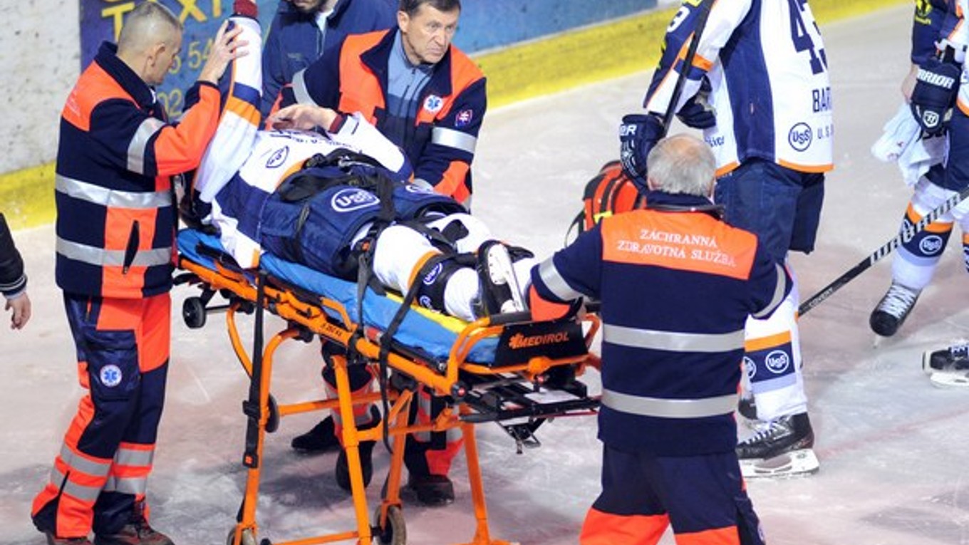 Martin Štrbák z HC Košice opustil ľad počas štvrtého zápasu finále hokejovej extraligy na nosidlách.