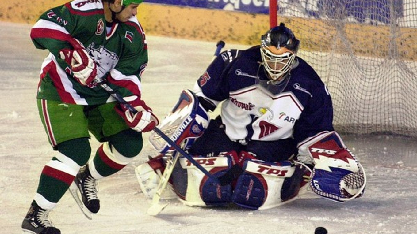 Dmitrij Kvartaľnov ohrozuje bránku Jozefa Ondrejku. V zápase hokejového turnaja o Tatranský pohár Kazaň a HC Slovan Bratislava v roku 2003.