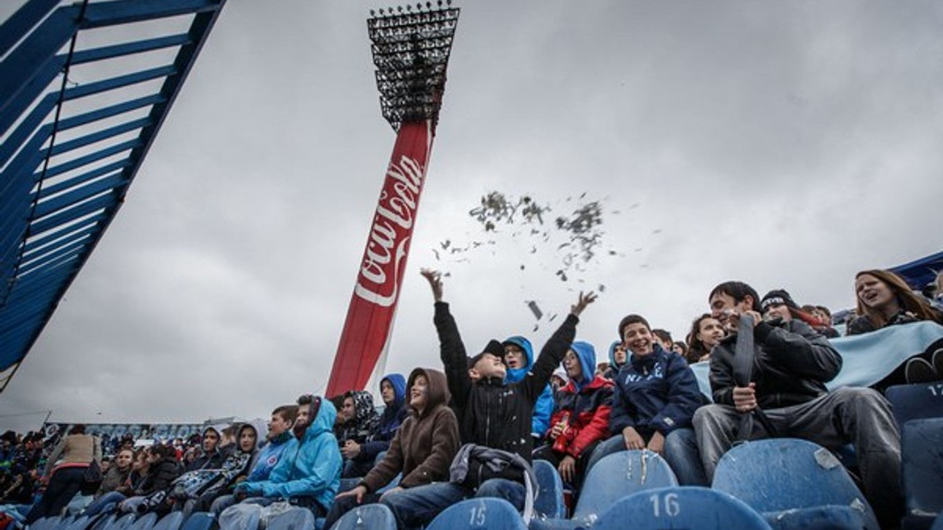 Časti hľadiska boli zaplnené prevažne školákmi v rámci akcie "Poď na futbal".