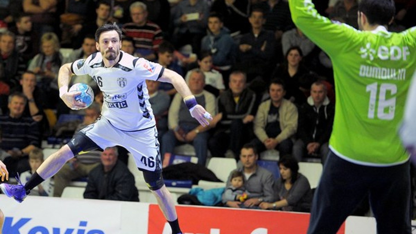 František Zaťko z HC Sporta Hlohovec (vľavo).