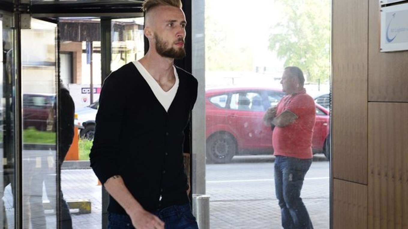 Ákos Szarka prichádza na zasadnutie Disciplinárnej komisie.