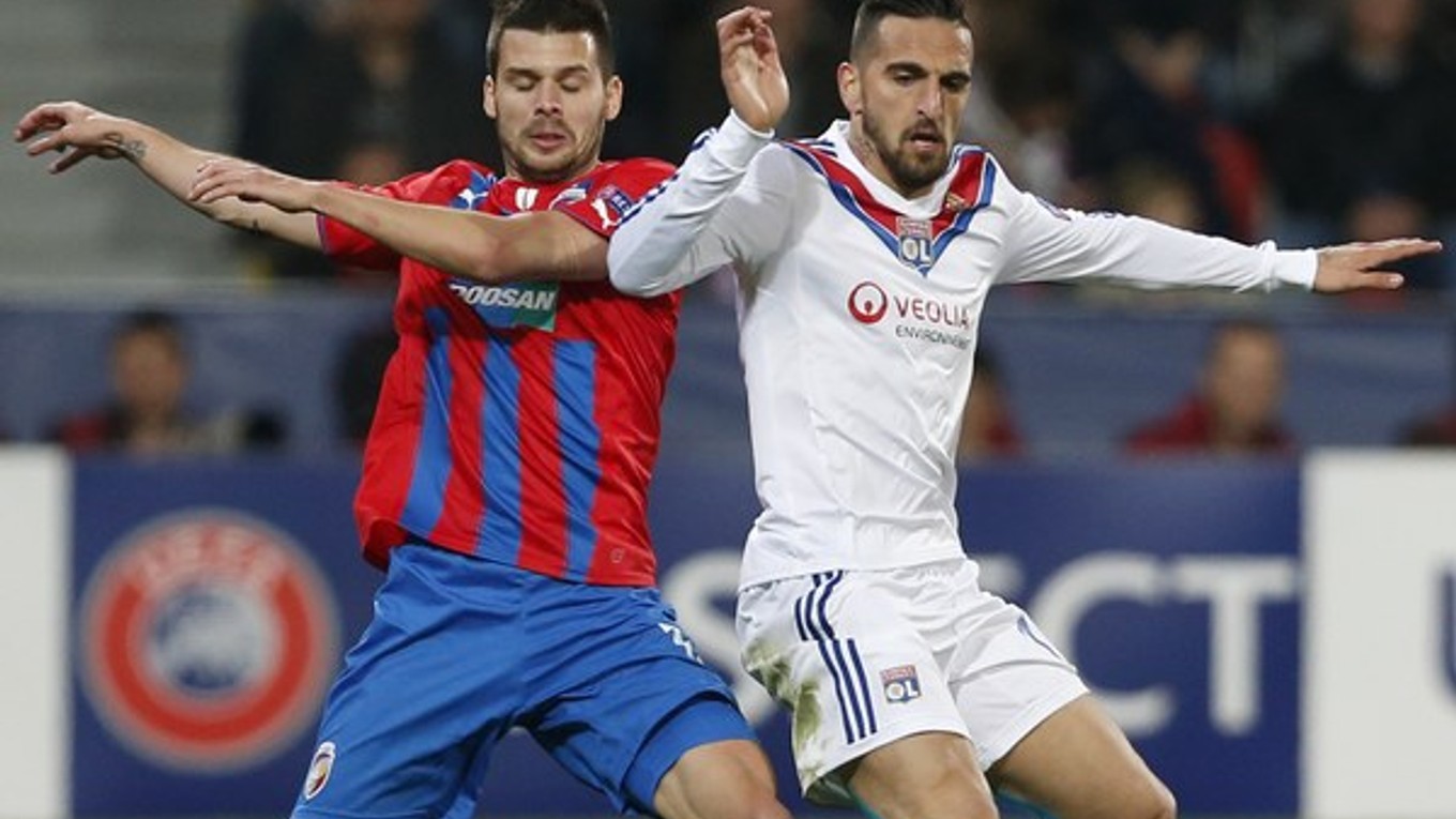 Slovenský stredopoliar Viktorie Plzeň Michal Ďuriš (vľavo).