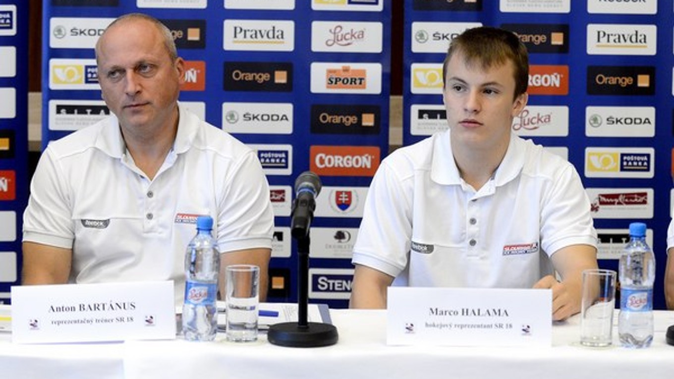 Vľavo tréner slovenskej hokejovej reprezentácie do 18 rokov Anton Bartánus a reprezentant Marco Halama.