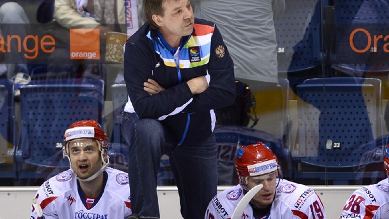 Tréner ruských hokejistov Olegs Znaroks počas zápasu v Bratislave.