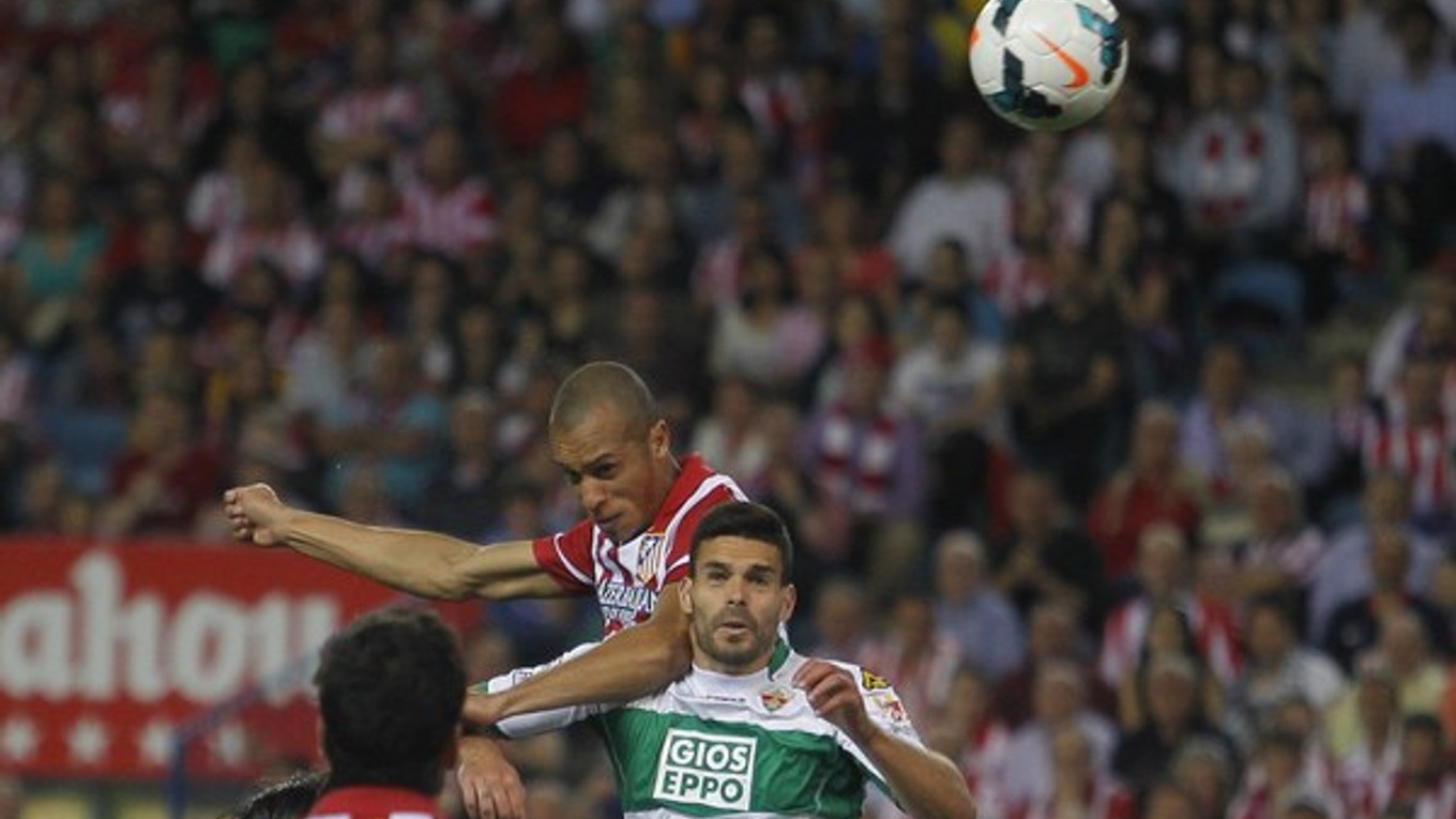 Miranda (v strede) takto strieľa gól.