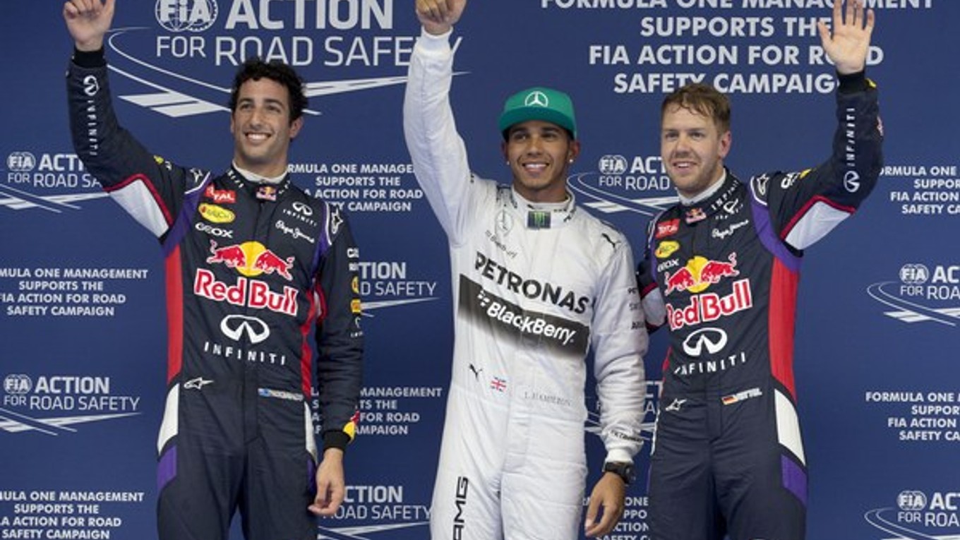 Zľava: Daniel Ricciardo, Lewis Hamilton a Sebastian Vettel.