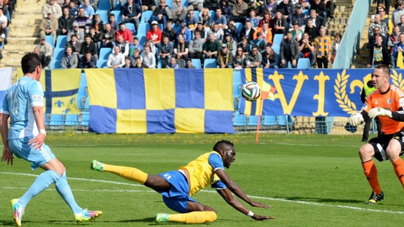 Na snímke vľavo hráč Slovana Nicolas Ezequiel, uprostred hráč Košíc Oumar Diaby, vpravo brankár Slovana Dušan Perniš v 27. kole futbalovej Corgoň ligy.
