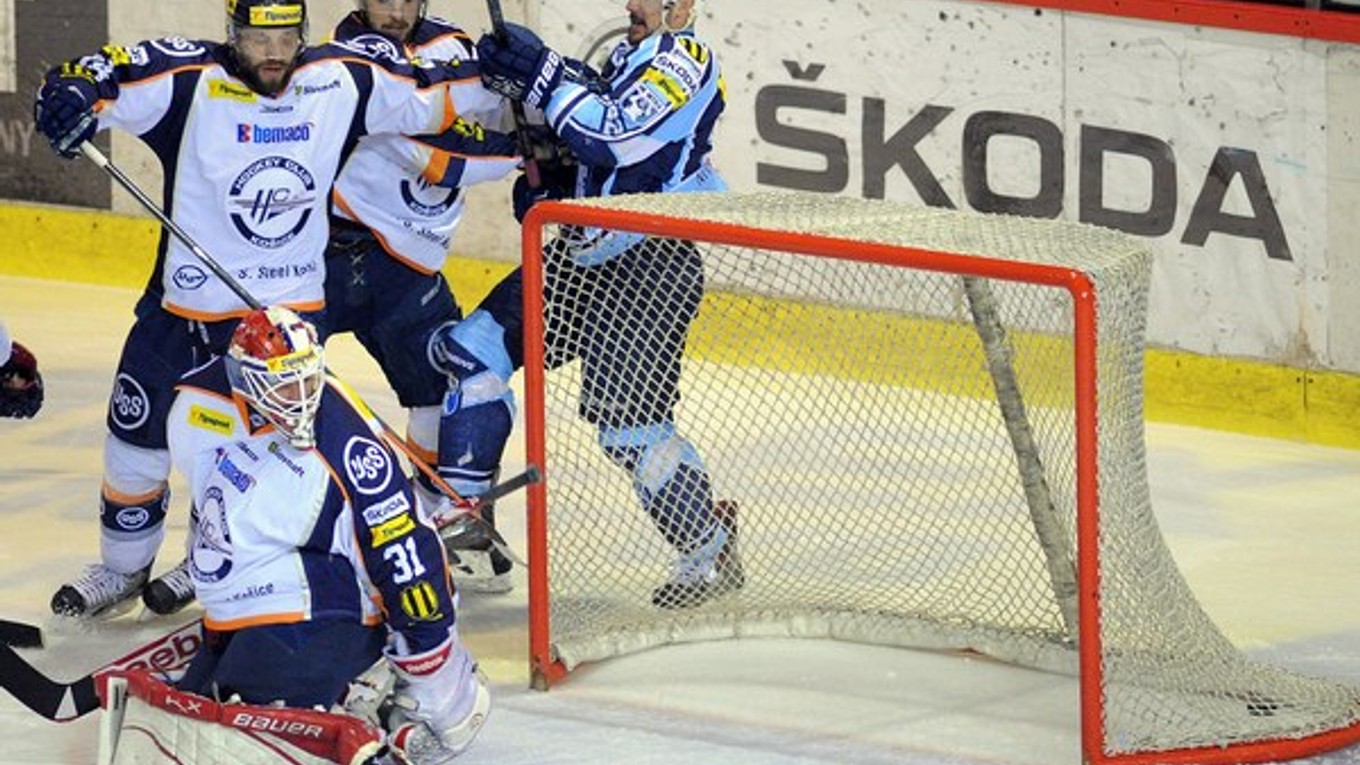 Brankár Rastislav Staňa z HC Košice takto inkasuje úvodný gól.