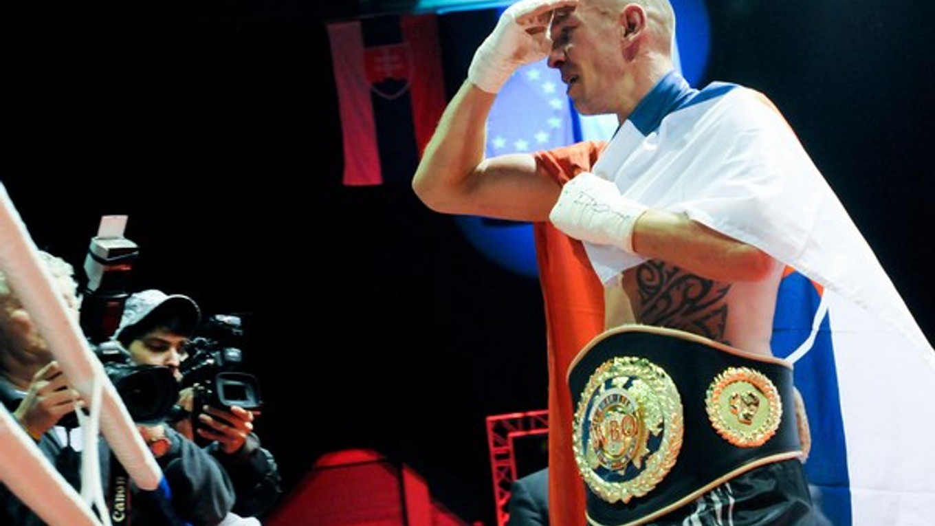 Tomi Kid Kovács po víťaznom boxerskom zápase o titul európskeho šampióna WBO počas Galavečeča boxu v Nitre v roku 2011.