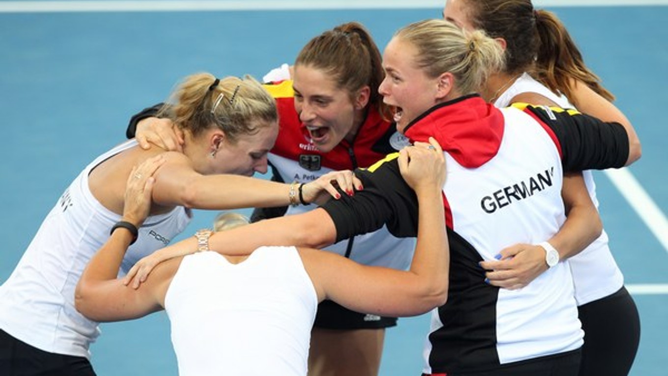 Andrea Petkovic, Julia Georges, Anna-Lena Groenfeld, kapitánka Barbara Rittner a Angelique Kerber sa tešia po postupe v Austrálii.