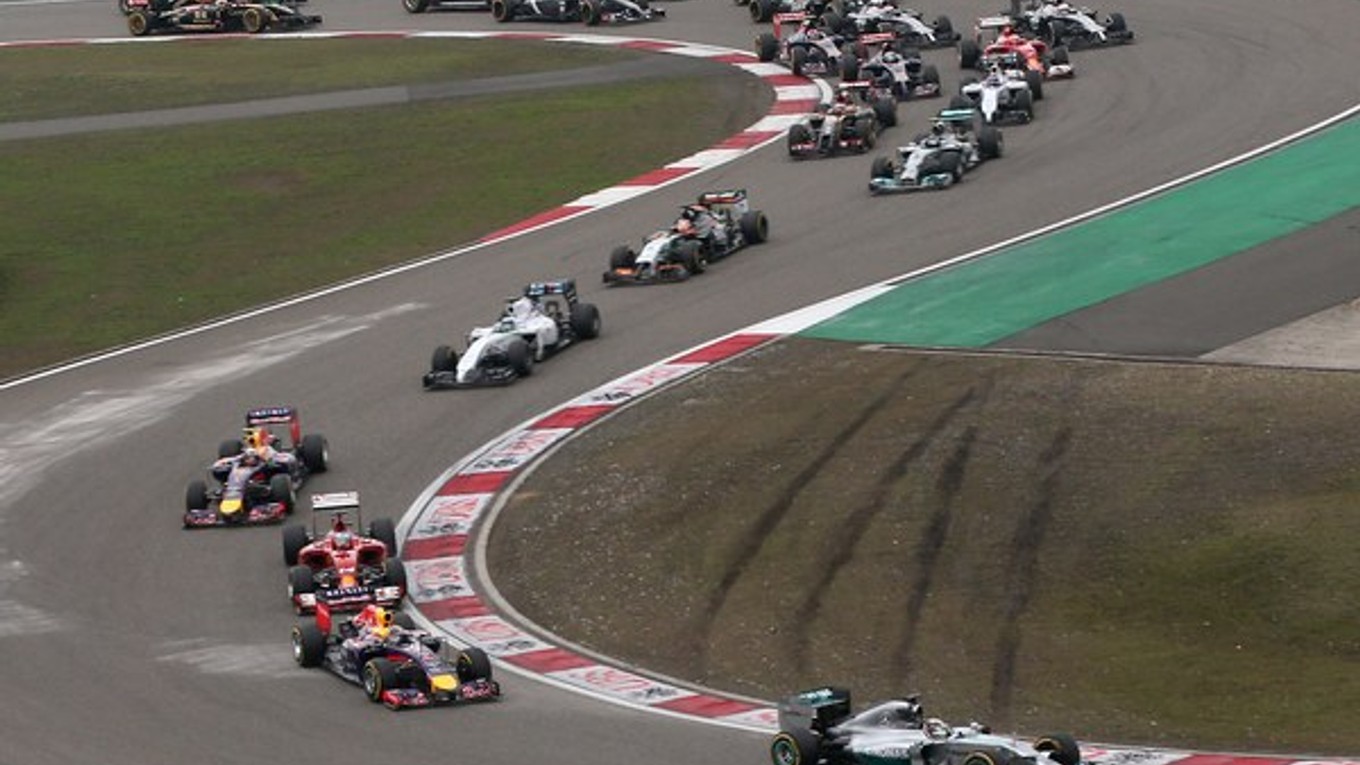 Lewis Hamilton je vpredu.