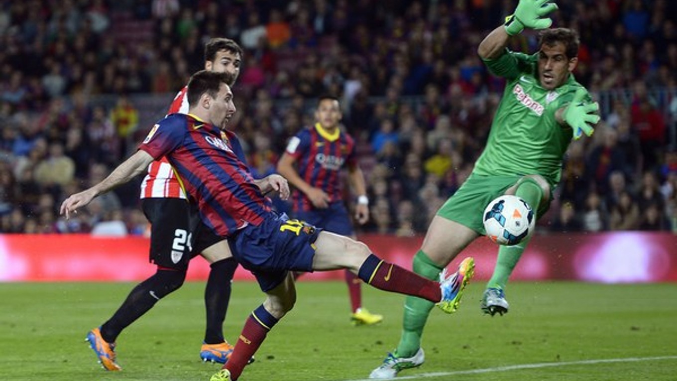 Lionel Messi ohrozuje brankára Bilbaa Gorku Iraizoza.
