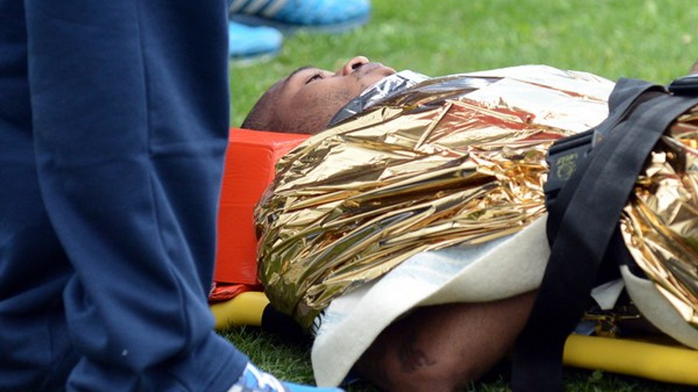 Zranený hráč Slovana Lester Stefan Peltier v zápase medzi MFK Košice - ŠK Slovan Bratislava.